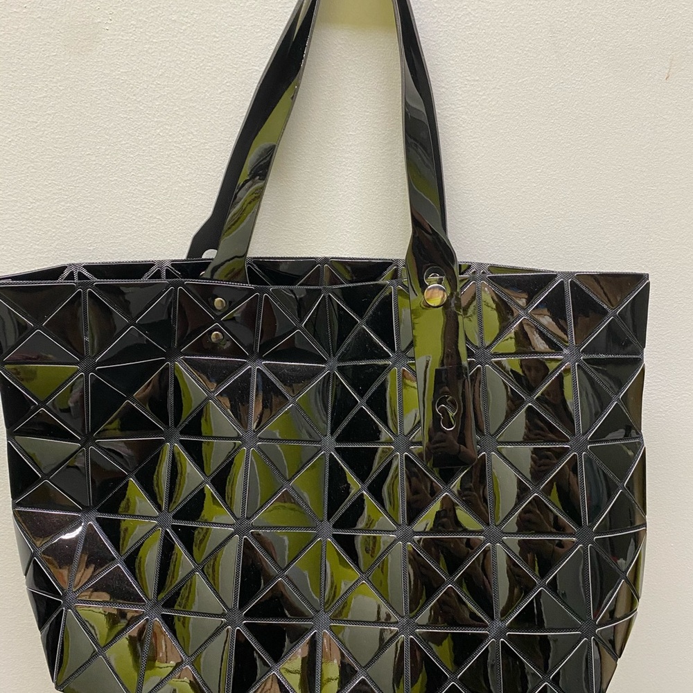 Metallic geometric purse